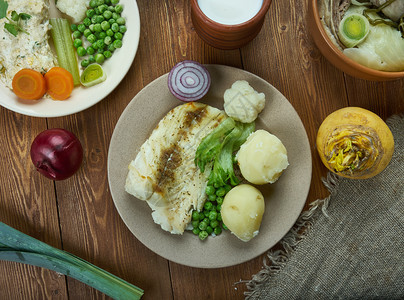 佩塞托尔斯克传统鳕鱼盘挪威烹饪传统各种菜类顶视图美味的胡椒盘子图片