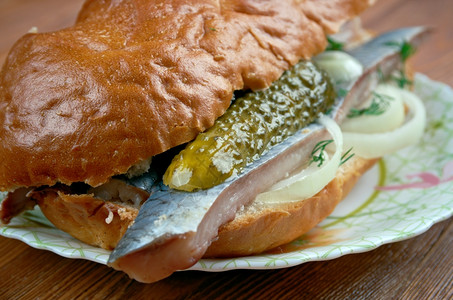一顿饭传统荷兰三明治配有加黄和瓜传统的美食图片