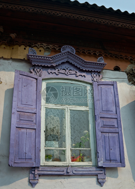2016年7月5日俄罗斯旧木屋的窗户框上雕刻了乌兰德市的雕刻木制布里亚特建筑图片