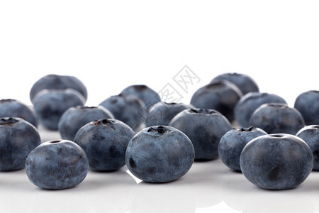 美味的白色背景上孤立的新鲜蓝莓关闭成熟浆果图片