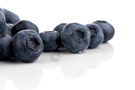 新鲜的夏天健康白色背景上孤立的新鲜蓝莓关闭图片