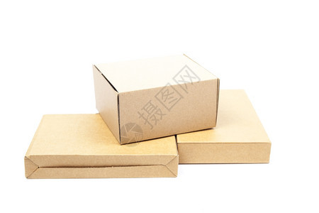 正方形交货3个棕色盒子在白的孤立背景包照在工作室航运图片