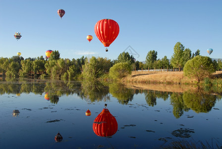 航空内华达州里诺湖中反射出的气球选择2013气体图片