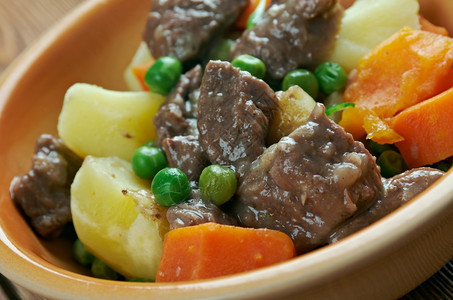 一顿饭传统牛肉和土豆炖或斯托克对特伦的汤或者热图片