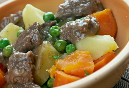 传统的大堂牛肉和土豆炖或斯托克对特伦的汤沙锅图片