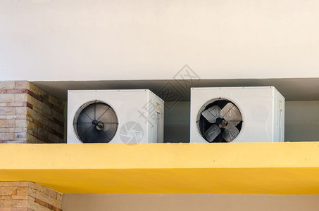 交流在门外垫子上安装空气压缩机暖通调冷却器图片
