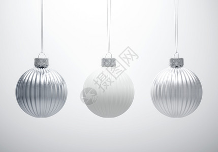 垂直的白色和银金属质素的胸罩节日气氛概念在白色背景下挂着垂直条纹圣诞球的礼章白色和银金属喜庆的浪漫图片