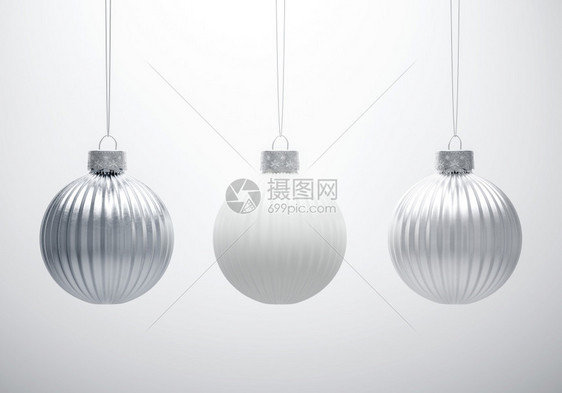 垂直的白色和银金属质素的胸罩节日气氛概念在白色背景下挂着垂直条纹圣诞球的礼章白色和银金属喜庆的浪漫图片