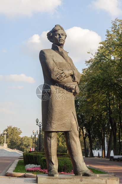 青铜MaximBogdanovich1897年纪念碑著名的白俄罗斯诗人文学和现代白俄罗斯语创作者白俄罗斯明克垂直的树木图片