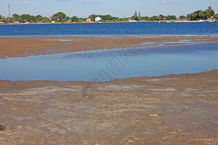 天空泻湖克罗地亚尼纳的奎内斯夸海滩沙著名的图片