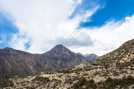 喜马拉雅山村的美丽风景在尼泊尔春云明媚的天安纳普尔村庄高的图片