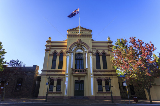 在澳大利亚新南威尔士州阿皮达勒182年建成的两层高Victorian高二楼市政厅景象里面有一块砖状墙面包括木板卷轴碎铁和平板19图片