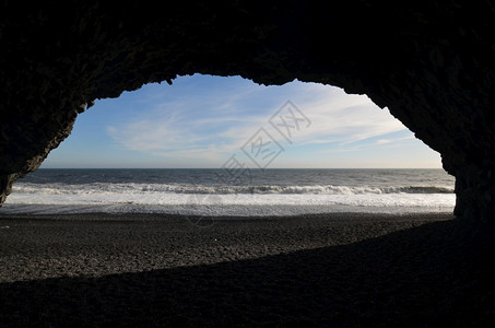 黑沙滩上的海滩洞穴图片