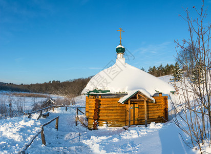 雪正统俄罗斯亚拉夫地区鲍里索格尔博斯基区Khaurovo村附近的阳光明媚冬季寒日在圣伊里雅诺霍福春天图片