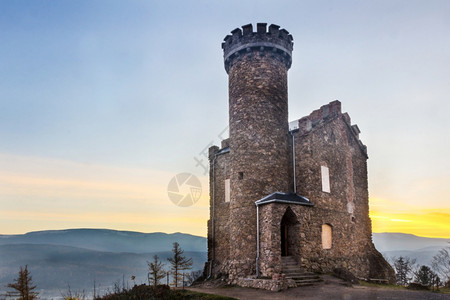 波兰格罗纳日落时亨利城堡在山上结石景观历史图片
