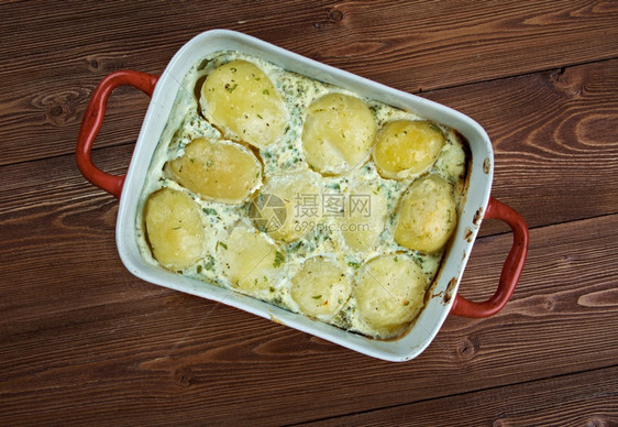 帕尔马干酪食物焗意大利烤土豆加奶油和basilxAxA意大利面包马铃薯图片