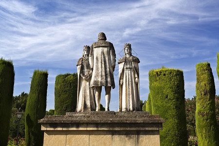 西班牙阿尔卡扎德科多瓦花园天主教君费迪南德和伊莎贝拉以及克里斯托弗哥伦布的雕像雷耶斯国王冒号图片