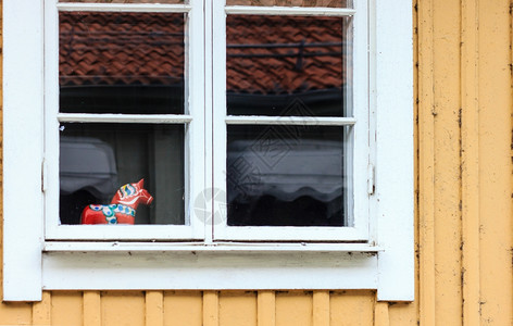 动物德拉哈斯特或戴尔卡利安马瑞典达拉在窗内传统的木头图片