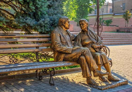 河发现乌克兰扎波罗热0721乌克兰扎波罗热的Teatralnaya广场上的雕塑在阳光明媚的夏日早晨广场上的雕塑旅游图片