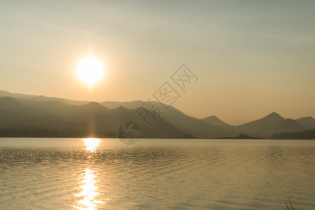 放松太阳湖和山有日出的天空景观旅游图片