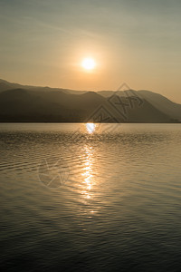 湖和山有日出的天空景观落夏水图片