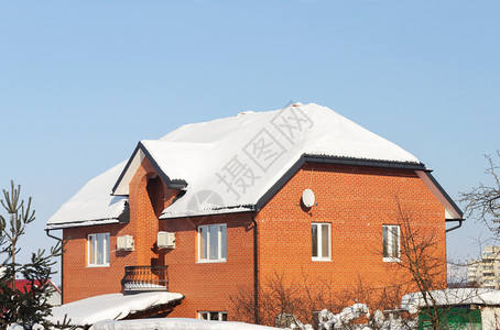 双眼红砖屋顶上满有雪阳光明媚的冬日俄罗斯小屋晴天住宅图片