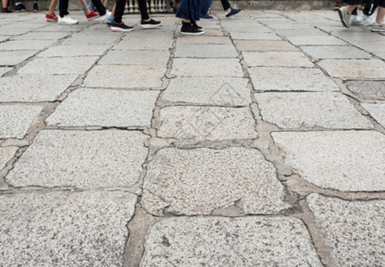 街道石砖路与行人走的泰国宫殿Blur焦点腿结石图片