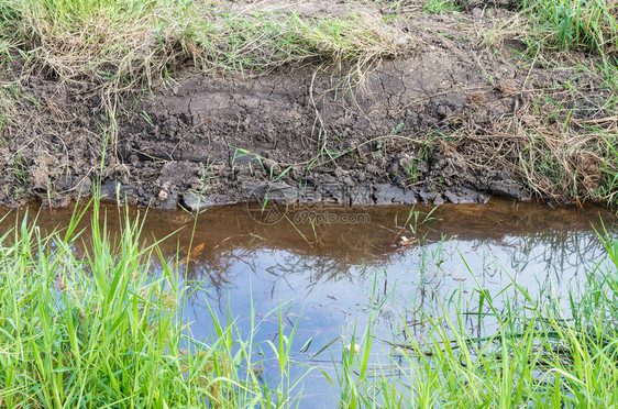 反射公共园附近建筑工地的小型排水管道向公共园附近的建筑工地输水造流动图片