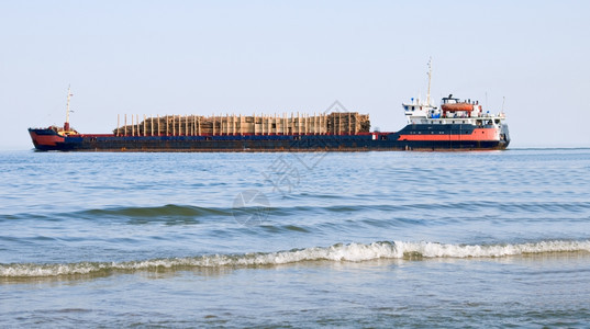 船舶在海上停靠航运拖海岸图片