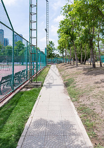 建造草体育场城市公园网球旁的小型步行道图片