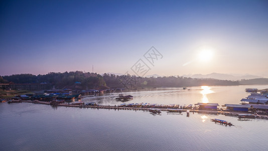 北碧府在泰国Kanchanaburi有山地和天空风景的水库附近竹桥河绿色图片