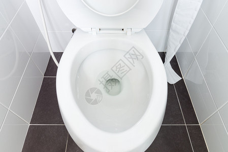 卫生纸近距离的肮脏厕所在现代的房子里图片