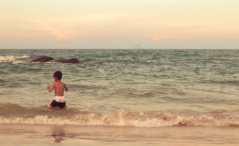 一个在海上玩耍的男孩一个人玩得开心乐趣夏天儿子图片