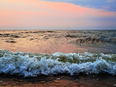 泡沫天空暴风海时日落浪波涛夏天图片