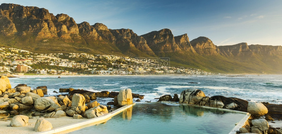 南非开普敦坎斯湾日落全景CapeTownTown景观十二岬图片