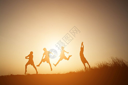 草地自然儿童在夏日落的快乐时光玩美丽的图片