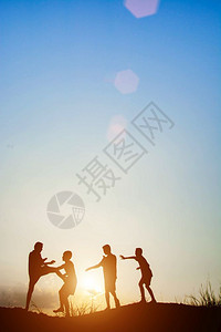 时间孩子们儿童在暑夏日落的快乐时光中玩耍太阳图片