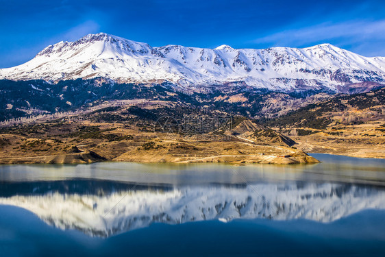 下雪的冬季山峰图片