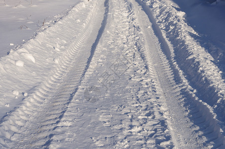 雪地道路轮胎轨阳光明媚的冬季日下雪追踪晴天图片