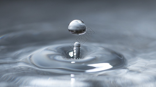 湿的水在黑暗中喷发雨滴新鲜图片