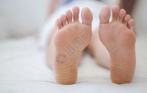 睡在床上的妇女脚人躺在床上家室内皮肤图片