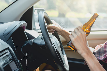 啤酒精青年游客在喝酒时开车驾司机图片