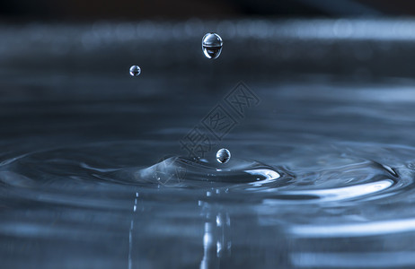 坠落雨滴水在黑暗中喷发颜色图片