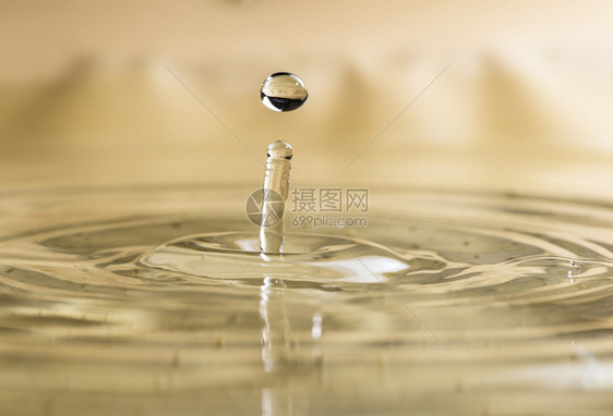 清除运动水在黑暗中喷发雨滴图片