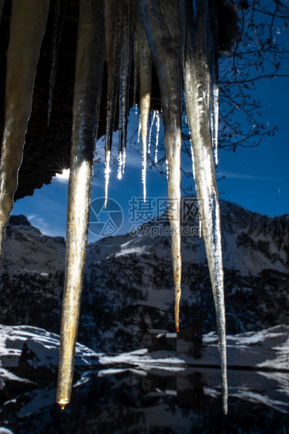 冬季雪山的钟乳石图片