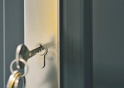 钥匙圈关上把环插在灰色门锁的中解安全保护开幕图片