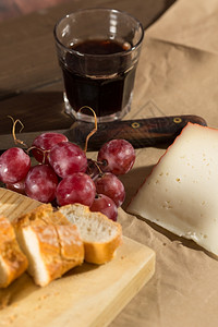 饮料食物理由在农舍午餐山羊奶酪和新鲜葡萄组成图片
