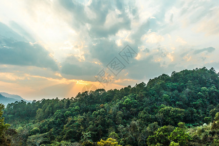 夏天谷风景空和云蓝的山地图片