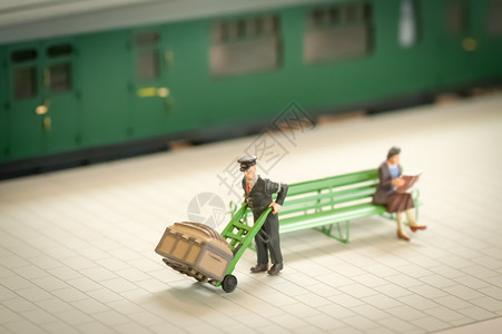 麻袋车移动行李浅Dof的铁路托运搬车站浅的图片