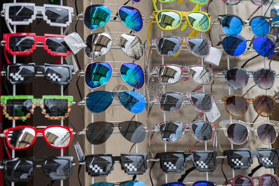 现代的将太阳镜挂在一个仓库中显示的存储在商店中挂起太阳眼镜上力想象图片